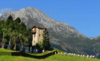 milaan italië 2021 groep kinderen trainen in de bergen foto