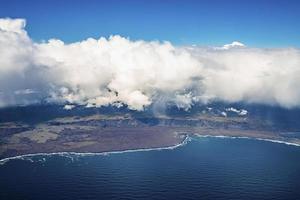 schilderachtig uitzicht op cloudscape over prachtig land en oceaan tegen blauwe lucht foto