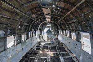 interieur van gecrasht militair vliegtuigwrak op het zwarte zandstrand in solheimasandur foto