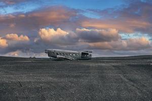 uitzicht op verlaten militaire vliegtuigwrak op het zwarte zandstrand in solheimasandur foto