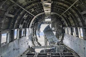 interieur van beschadigd militair vliegtuigwrak op het zwarte zandstrand in solheimasandur foto