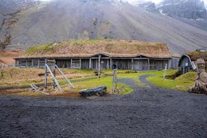 verlaten traditionele huizen in het dorp van Viking tegen de berg Vestrahorn foto