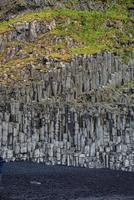 schilderachtig uitzicht op de vorming van basaltkolommen op het beroemde strand van reynisfjara foto