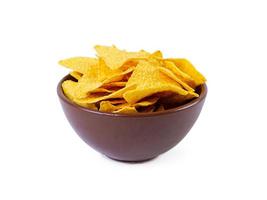 nacho's met kaas. Maïs chips geïsoleerd op witte achtergrond foto