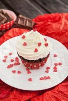 chocolade cupcake versierd met rode harten foto