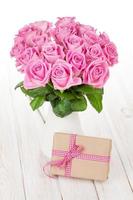 Valentijnsdag roze rozen boeket en geschenkdoos foto