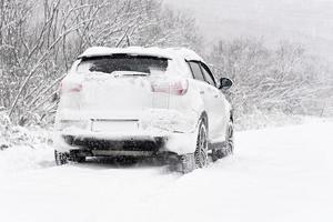auto in de sneeuw foto