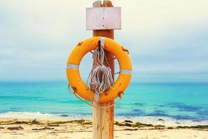 reddingsboei op het strand foto