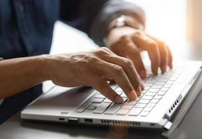 man hand aan het werk op de laptop in office foto