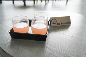 lychee gemengd met perziksap in glas op houten tafel verfrissend drankje in de zomer, welkomstdrankje foto