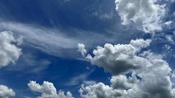 de blauwe lucht met een wolk foto