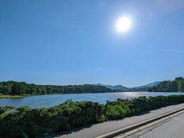 eenbaansbrug over de dam van Lake Junaluska in Asheville, Haywood County, North Carolina foto