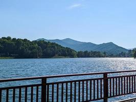 eenbaansbrug over de dam van Lake Junaluska in Asheville, Haywood County, North Carolina foto