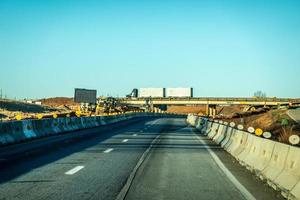 abstracte snelweg constructie tijdens het rijden foto