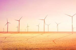 windturbinepark aan zee is een alternatieve elektriciteitsbron, concept van duurzame hulpbronnen, zonlicht in de zomer met turbines van windgeneratoren, concept van hernieuwbare energie foto