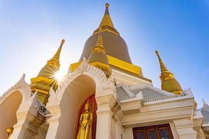 phra nakhon si ayutthaya, thailand 18 december 2020 tako-tempel, luang pho ruay, pasadigo bij luang pho ruai-tempel, tako-tempel, provincie ayutthaya, thailand foto