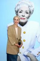 los angeles 26 mrt - sarah paulson, met poster van holland taylor als ann richards bij de première van ann in pasadena playhouse op 26 maart 2022 in pasadena, ca foto