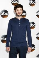 los angeles - 6 aug iwan rheon op het abc tca zomer 2017 feest in het beverly hilton hotel op 6 augustus 2017 in beverly hills, ca foto