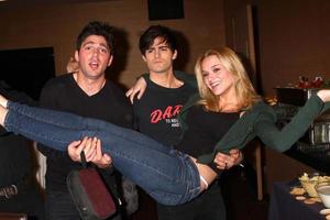 los angeles 27 feb - robert adamson, max ehrich, hunter king bij de hete nieuwe gezichten van de jongeren en de rusteloze persevenement in de cbs tv-stad op 27 februari 2013 in los angeles, ca foto