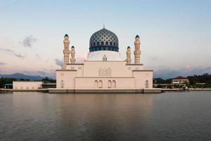 Kota Kinabalu City drijvende moskee, Sabah Borneo, Oost-Maleisië foto