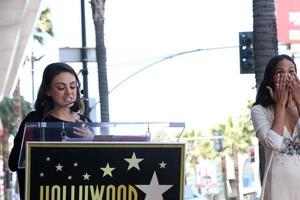 los angeles 3 mei - mila kunis, zoe saldana bij de zoe saldana ster ceremonie op de hollywood walk of fame op 3 mei 2018 in los angeles, ca foto