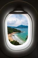 vliegtuig raam met uitzicht op het eiland foto