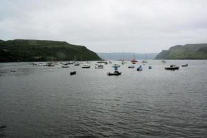 een uitzicht op het platteland op het eiland Skye in Schotland foto