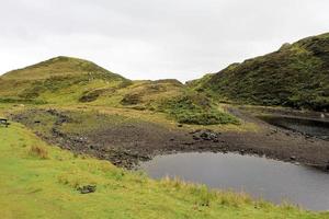 een uitzicht op het platteland op het eiland Skye in Schotland foto