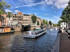 amsterdam in nederland in september 2016. een zicht op rivierboten op het amsterdamse kanaal foto