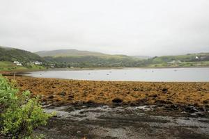 een uitzicht op het platteland op het eiland Skye in Schotland foto