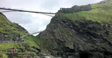 zicht op tintagel in cornwall aan de kust foto