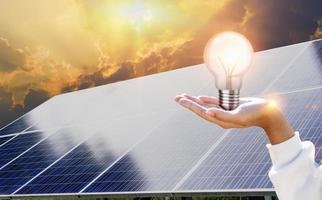 bedrijfsmanager die presenteert over hoe elektriciteit van zonne-energie op het dak terug aan het net kan worden verkocht. industrie- en technologieconcept voor energieproducent-consument, stroomopwekking, virtuele energiecentrale. foto