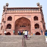 Delhi, India - 15 april 2022 - niet-geïdentificeerde Indiase toeristen die jama masjid bezoeken tijdens het ramzan-seizoen, in delhi 6, india. jama masjid is de grootste en misschien wel de mooiste moskee in India foto