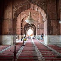 Delhi, India - 15 april 2022 - niet-geïdentificeerde Indiase toeristen die jama masjid bezoeken tijdens het ramzan-seizoen, in delhi 6, india. jama masjid is de grootste en misschien wel de mooiste moskee in India foto