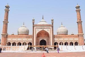 Delhi, India - 15 april 2022 - niet-geïdentificeerde Indiase toeristen die jama masjid bezoeken tijdens het ramzan-seizoen, in delhi 6, india. jama masjid is de grootste en misschien wel de mooiste moskee in India foto