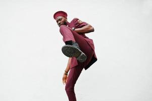 schop voor been. portret van Afro-Amerikaanse militaire man in rood uniform en baret. foto