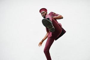 schop voor been. portret van Afro-Amerikaanse militaire man in rood uniform en baret. foto