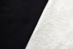 close-up zwart-wit gebreid textiel voor achtergrond. bovenaanzicht texturen van verschillende stoffen. minimalistisch zwart-wit concept. foto