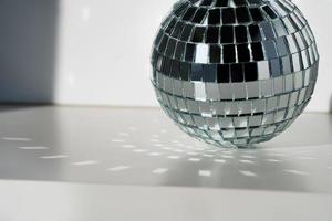 discobal in zonlicht op witte achtergrond foto