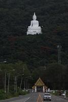 het uitkijkpunt voor de witte boeddha ligt midden op een groene bosheuvel. wat phra khao in nakhon ratchasima, thailand, op 16-05-2022 foto