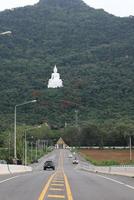 het uitkijkpunt voor de witte boeddha ligt midden op een groene bosheuvel. wat phra khao in nakhon ratchasima, thailand, op 16-05-2022 foto