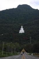 het uitkijkpunt voor de witte boeddha ligt midden op een groene bosheuvel. wat phra khao in nakhon ratchasima, thailand, op 16-05-2022 foto