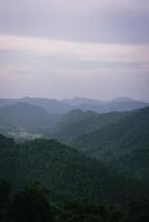 prachtige natuur, lucht, bomen, avondsfeer in Khao Yai National Park, Thailand foto