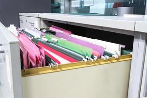 bestanden document van hangende bestandsmappen in een lade in een hele stapel vol papieren, op het werkkantoor, bedrijfsconcept kantoordocumentopslag foto