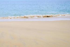 landschappen uitzicht de sfeer is prachtig zand en zee en de kleur van de lucht, het strand phuket van thailand. foto