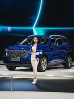 nonthaburi, thailand - 29 maart 2021 voorkant zijaanzicht van nieuwe chinese blauwe crossover haval h6 auto met stand presentator meisje op thailand international motor show 2021, tentoonstelling van voertuigen te koop foto