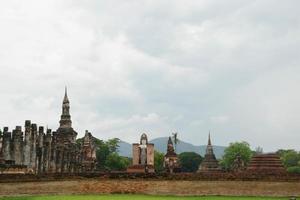 panmening van wat maha that in het historische park in sukhothai, thailand. foto