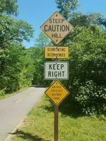 asfalt fietspad met steile heuvel en waarschuwingsborden foto