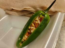 ethiopische pittige gevulde jalapeno peper met uien en brood foto