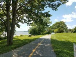 bank met uitzicht op de Potomac-rivier en het fietspad foto